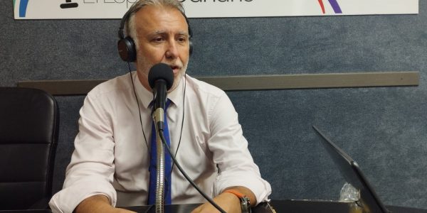 Ángel Víctor Torres en los estudios de El Espejo Canario