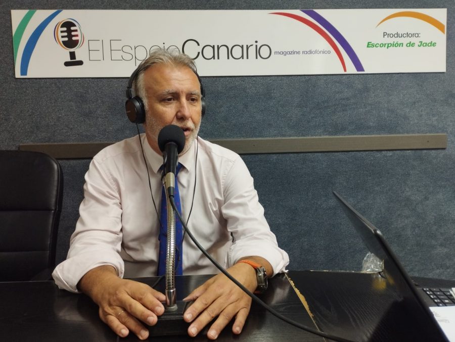 Ángel Víctor Torres en los estudios de El Espejo Canario Ángel Víctor Torres en los estudios de El Espejo Canario