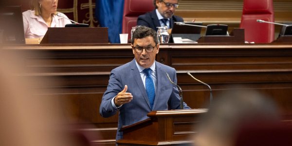 Pablo Rodríguez en una sesión parlamentaria | Foto: Gobierno de Canarias