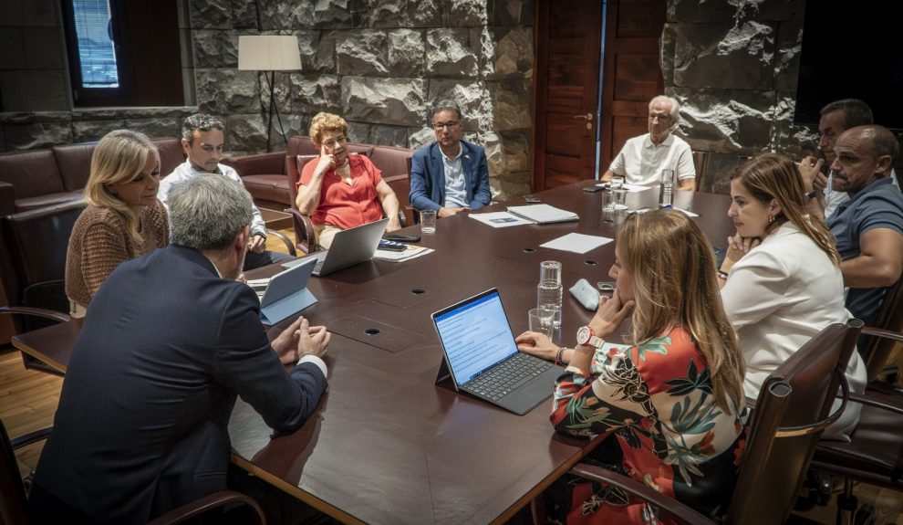 Reunión de miembros del Gobierno canario y del Cabildo de Tenerife con la Plataforma Pro Hospital del Sur | Foto: Gobcan