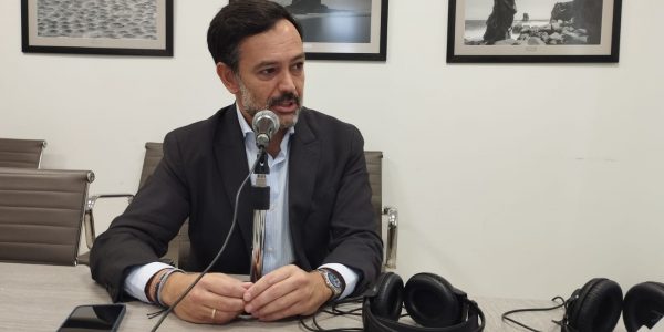 Lope Afonso en los estudios de El Espejo Canario en el Cabildo de Tenerife