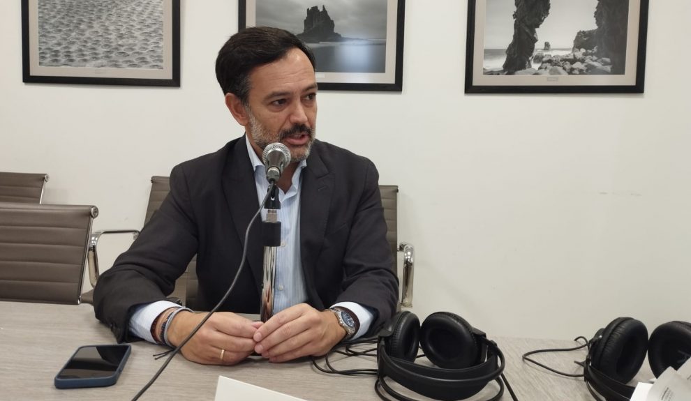Lope Afonso en los estudios de El Espejo Canario en el Cabildo de Tenerife