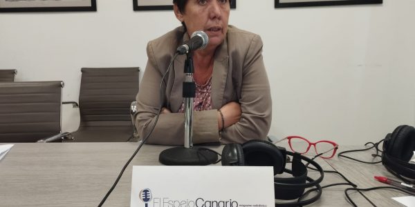 Blanca Pérez en los estudios de El Espejo Canario en el Cabildo de Tenerife