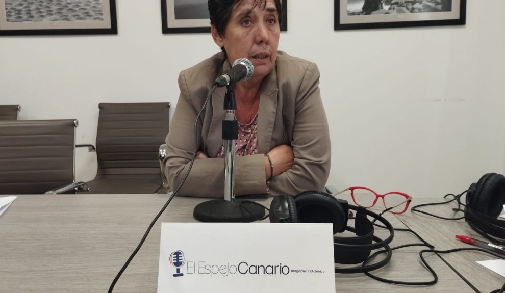 Blanca Pérez en los estudios de El Espejo Canario en el Cabildo de Tenerife
