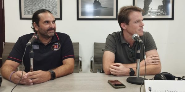 Vicente Cámara y Pedro Martínez en los estudios de El Espejo Canario en el Cabildo de Tenerife