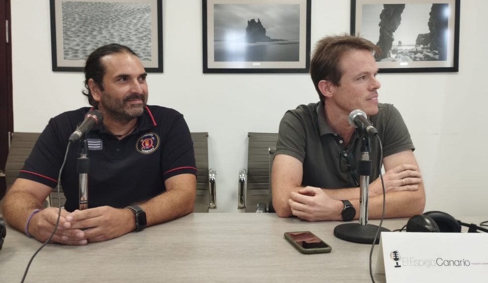 Vicente Cámara y Pedro Martínez en los estudios de El Espejo Canario en el Cabildo de Tenerife