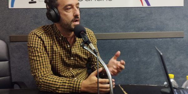 Juan Antonio Peña en los estudios de El Espejo Canario