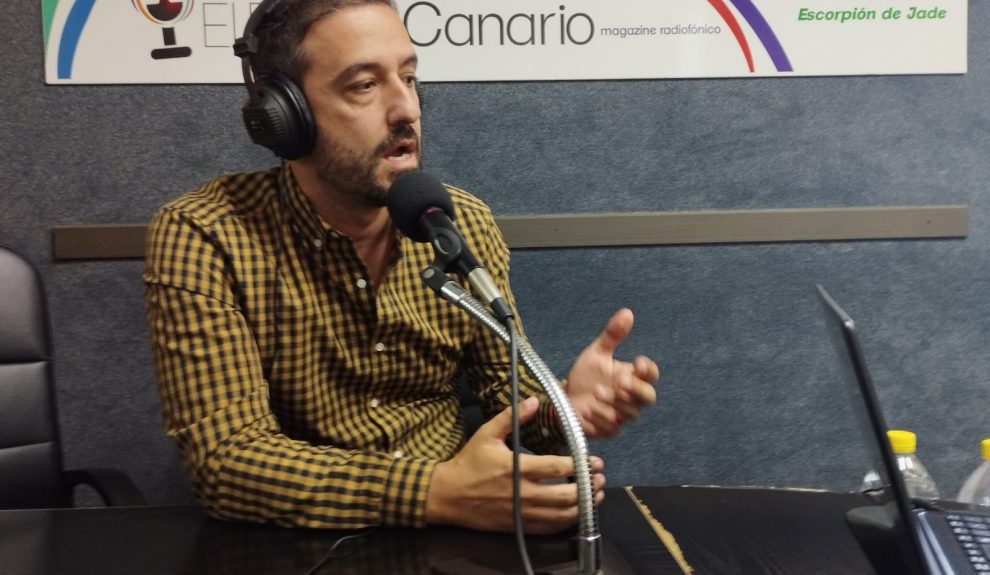 Juan Antonio Peña en los estudios de El Espejo Canario