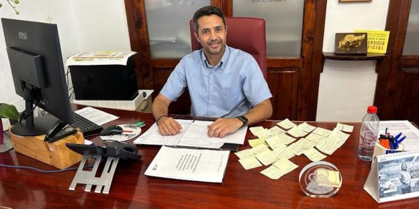 Jesús González en su despacho del Ayuntamiento de Agaete