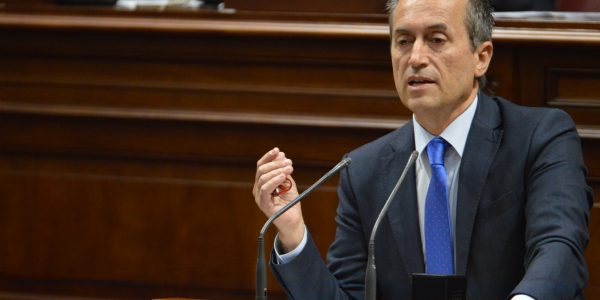 José Miguel Ruano en un debate en el Parlamento de Canarias