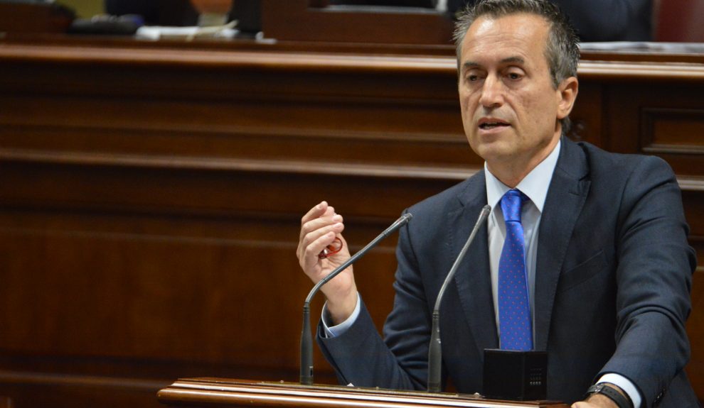 José Miguel Ruano en un debate en el Parlamento de Canarias