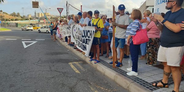 Acto de protesta de miembros del Foro por la Isleta | Foto: EEMM