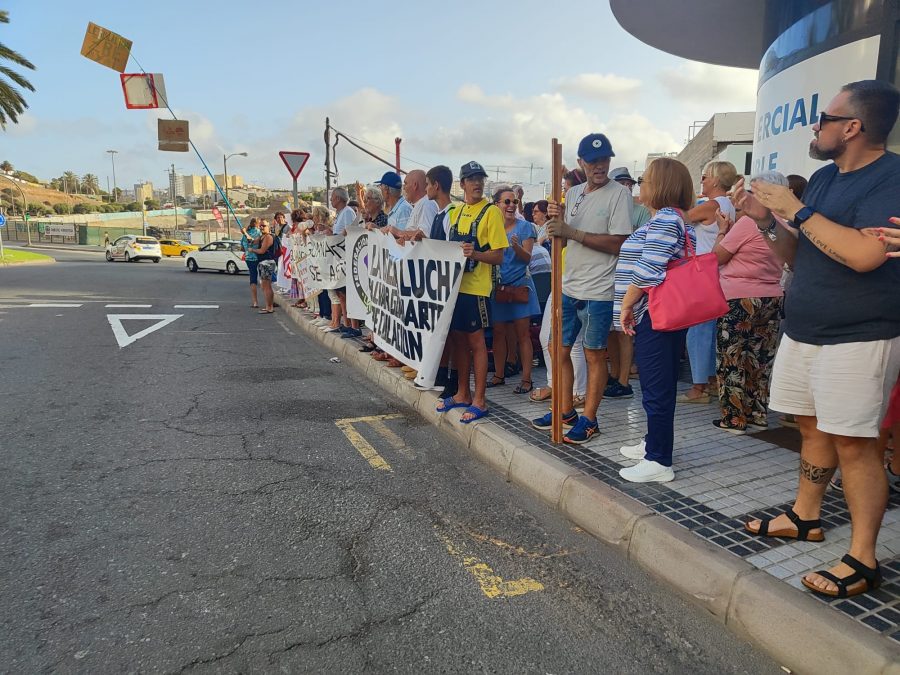 Acto de protesta de miembros del Foro por la Isleta | Foto: EEMM Acto de protesta de miembros del Foro por la Isleta | Foto: EEMM