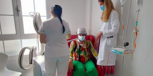 Paciente usando el casco de enfriamiento en Hospitales Universitarios San Roque