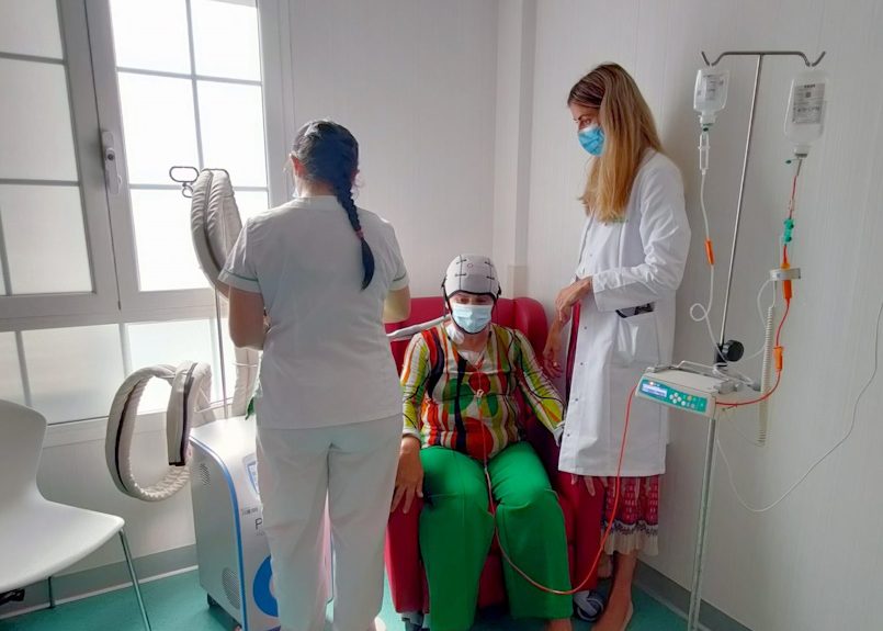 Paciente usando el casco de enfriamiento en Hospitales Universitarios San Roque