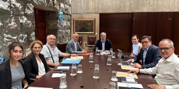 Reunión de miembros de la Plataforma Canaria de Afectados por la Ley de Costas con el presidente del Gobierno de Canarias, Fernando Clavijo