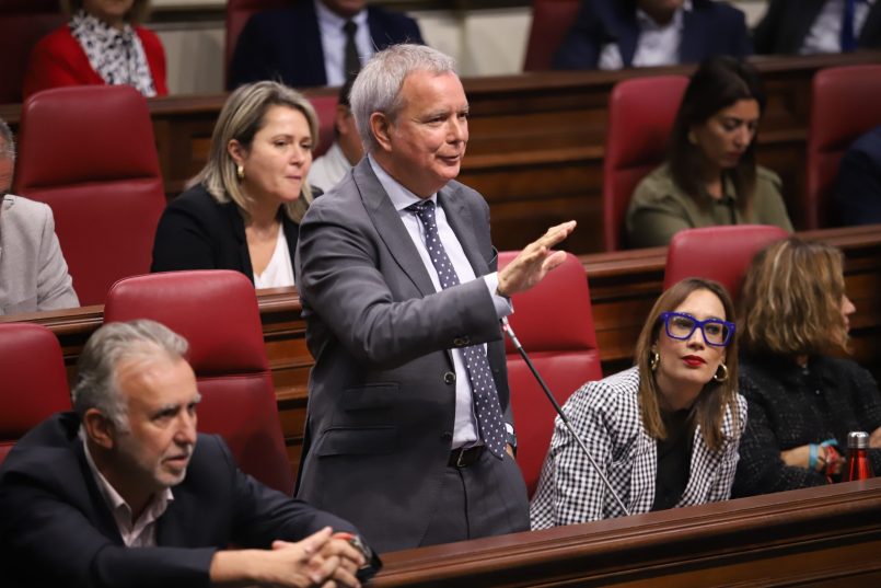 Chano Franquis en una sesión del Parlamento canario | Foto: PSOE Chano Franquis en una sesión del Parlamento canario | Foto: PSOE