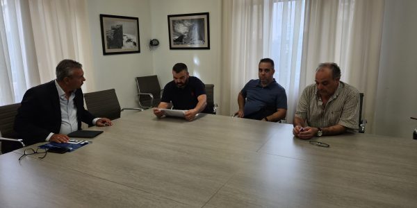 Dámaso Arteaga en una reunión con vecinos de Guamasa | Foto: Cabildo de Gran Canaria
