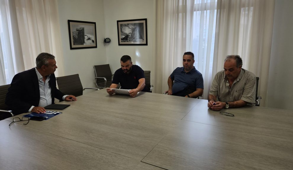 Dámaso Arteaga en una reunión con vecinos de Guamasa | Foto: Cabildo de Gran Canaria