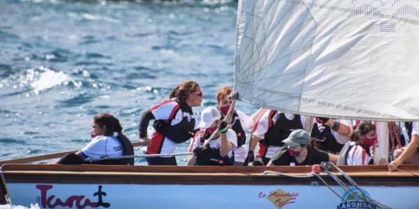 Equipo femenino de vela latina en el bote Tara del Mar