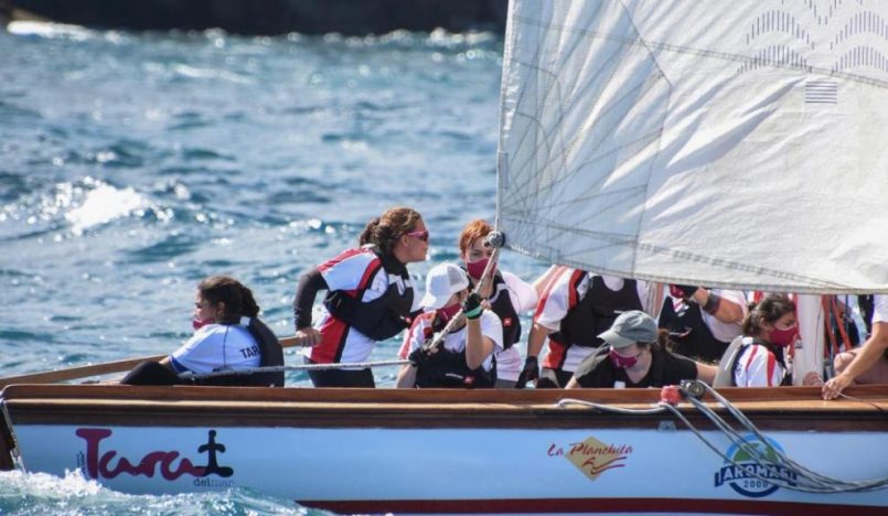 Equipo femenino de vela latina en el bote Tara del Mar