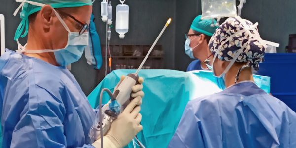 Héctor Ajubita durante una intervención quirúrgica | Foto: HUSR