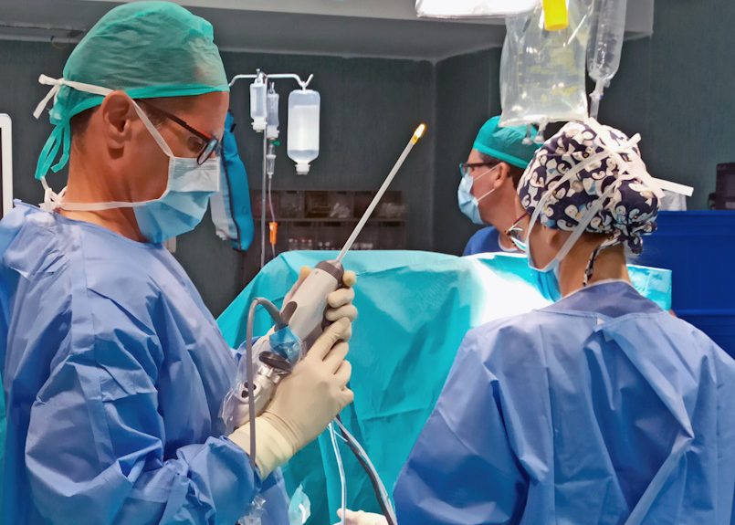 Héctor Ajubita durante una intervención quirúrgica | Foto: HUSR