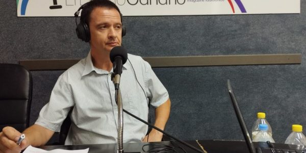 Carlos Medina en los estudios de El Espejo Canario