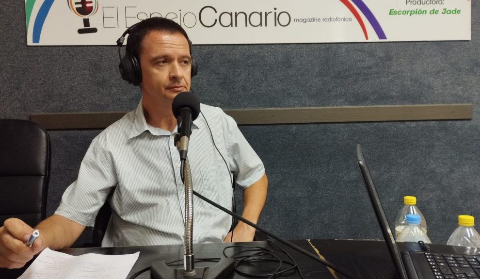 Carlos Medina en los estudios de El Espejo Canario