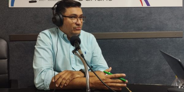 Miguel Ángel Pérez del Pino en los estudios de El Espejo Canario