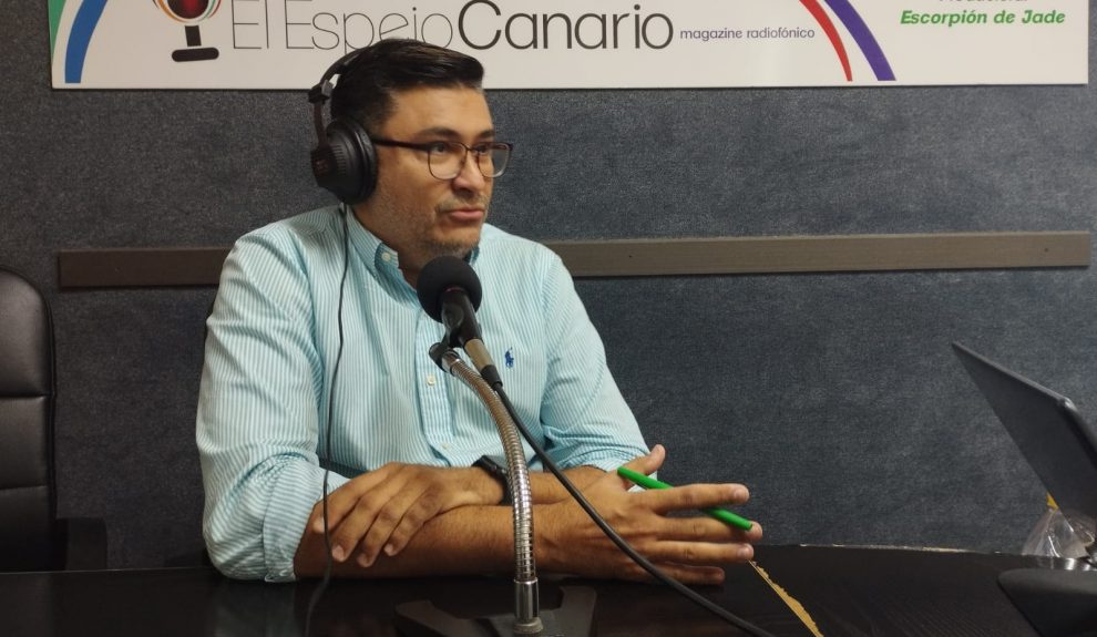 Miguel Ángel Pérez del Pino en los estudios de El Espejo Canario