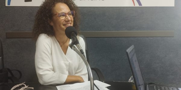 Elba Bueno en los estudios de El Espejo Canario