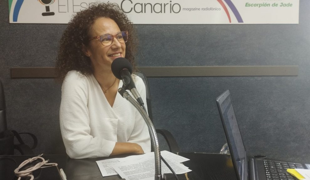 Elba Bueno en los estudios de El Espejo Canario