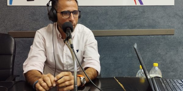 Ángel Sabroso en los estudios de El Espejo Canario