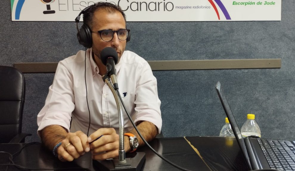 Ángel Sabroso en los estudios de El Espejo Canario