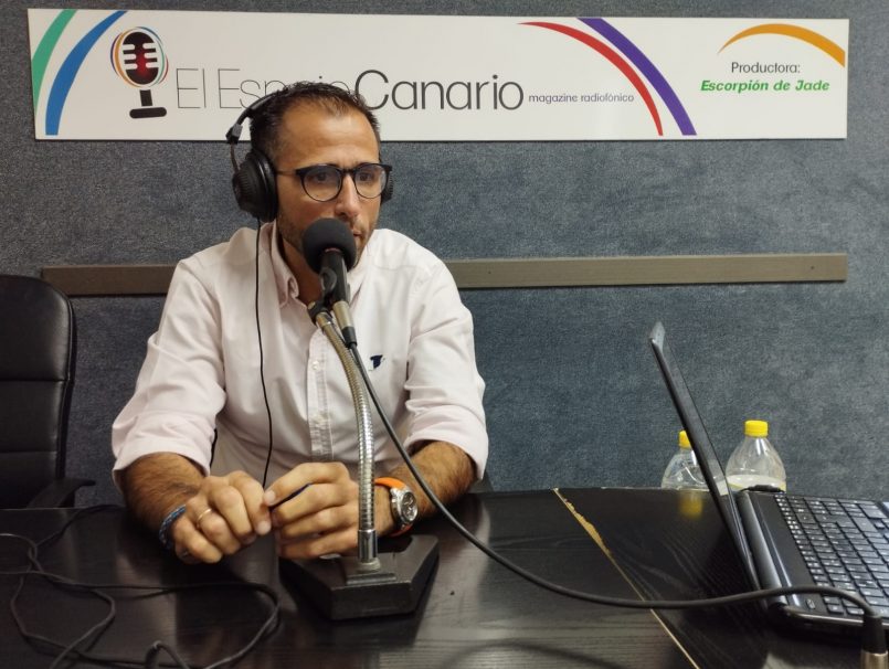 Ángel Sabroso en los estudios de El Espejo Canario Ángel Sabroso en los estudios de El Espejo Canario