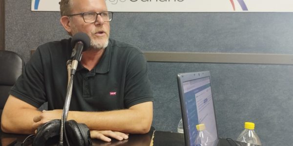 José Eduardo Ramírez en los estudios de El Espejo Canrio