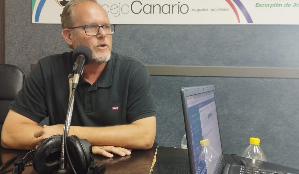 José Eduardo Ramírez en los estudios de El Espejo Canrio