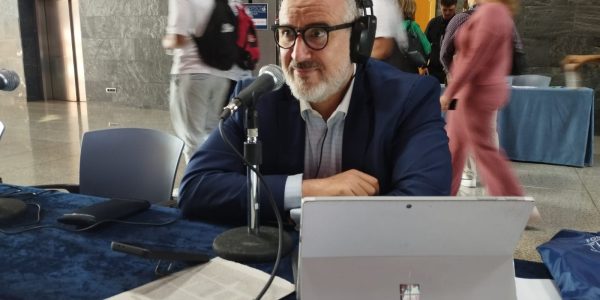 Sebastián Sansó en los estudios de El Espejo Canario en el XI Foro Internacional de Turismo Maspalomas Costa Canaria