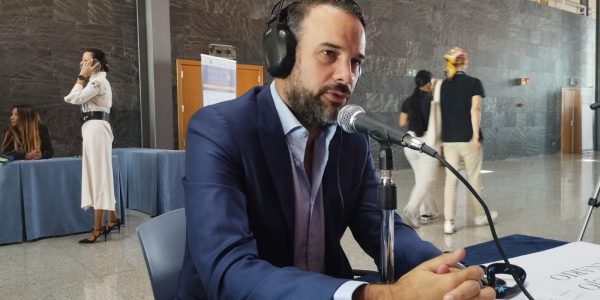 José Alba en los estudios de El Espejo Canario en el XI Foro Internacional de Turismo Maspalomas Costa Canaria