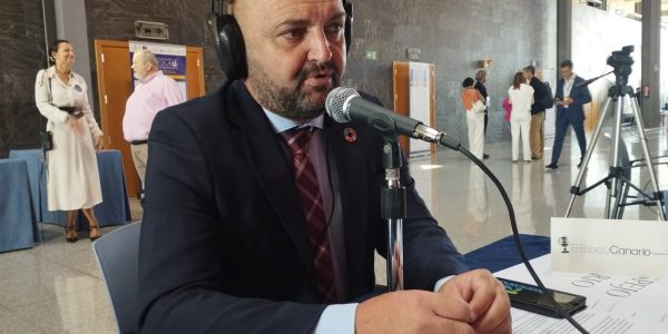 Carlos Álamo en los estudios de El Espejo Canario en el XI Foro Internacional de Turismo Maspalomas Costa Canaria