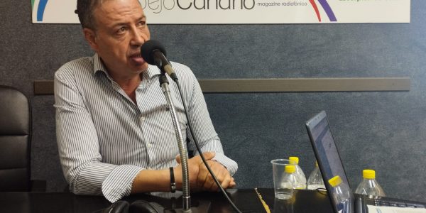 Antonio Ortega en los estudios de El Espejo Canario