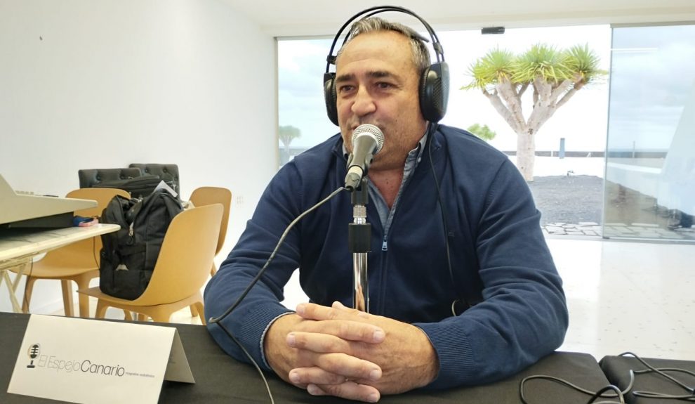 Ángel Vázquez en el estudio de El Espejo Canario en los Centros de Arte, Cultura y Turismo de Lanzarote