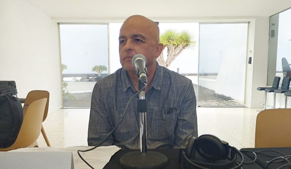 Román Méndez en el estudio de El Espejo Canario en los Centros de Arte, Cultura y Turismo de Lanzarote