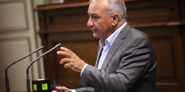 Luis Campos en una sesión del Parlamento de Canarias | Foto: Nueva Canarias