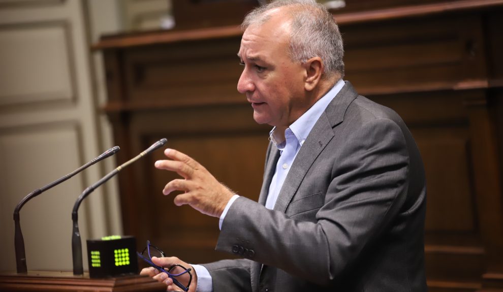 Luis Campos en una sesión del Parlamento de Canarias | Foto: Nueva Canarias