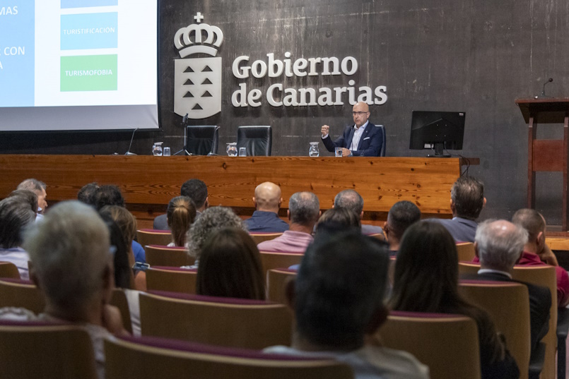 Migue Ángel Rodríguez en la jornada informativa sobre la fase de consulta pública de la futura Ley de Ordenación Sostenible del uso turístico de vivienda | Foto: Gobierno de Canarias