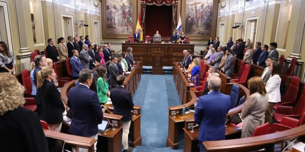 Minuto de silencio en el Parlamento de Canarias por la muerte de Jerónimo Saavedra | Foto: Parcan
