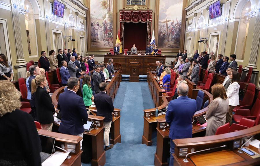 Minuto de silencio en el Parlamento de Canarias por la muerte de Jerónimo Saavedra | Foto: Parcan
