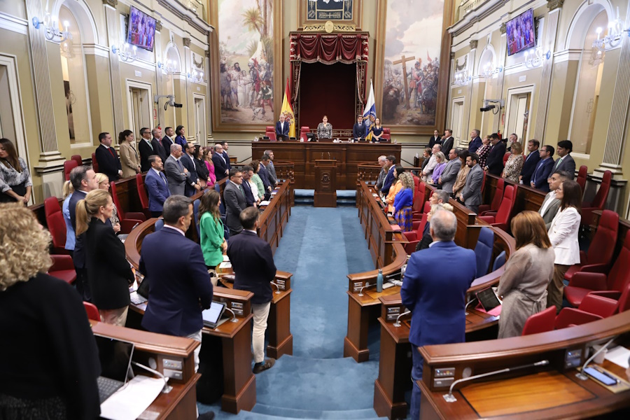 Minuto de silencio en el Parlamento de Canarias por la muerte de Jerónimo Saavedra | Foto: Parcan Minuto de silencio en el Parlamento de Canarias por la muerte de Jerónimo Saavedra | Foto: Parcan